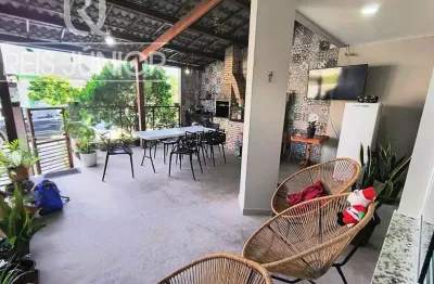 4 Quartos, piscina privativa, energia solar e infraestrutura.