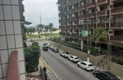 Dois dormitórios com varanda e na quadra da praia. portaria.