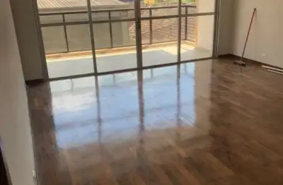 Três dormitórios grande, bem conservado semi mobiliado com armários. bom local