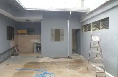 Casa no total de cinco dormitórios com uma principal e edícu