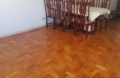 Dois dormitórios. apartamento amplo de 142 m. ao lado da praia. em ótimo local.