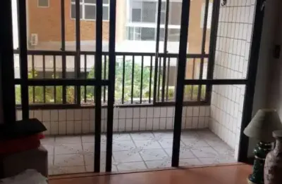 Três dormitórios com dependência. Na quadra da praia. Oportu