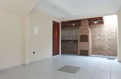 Casa triplex. dois dormitórios, duas suítes, duas vagas fech
