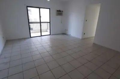 Três dormitórios, duas suítes, dependência e armarios. amplo e varanda na sala
