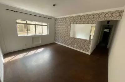 Quatro dormitórios sendo um de empregada. bem amplo. 160 m2.