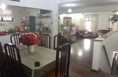 Casa com 185 m2 úteis com três quartos e duas suítes. vale.
