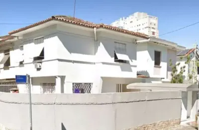 Casa sobrado com três dormitórios e garagem para dois carros