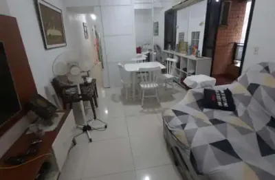 Dois dormitórios com varandas. mobiliado. uma quadra praia