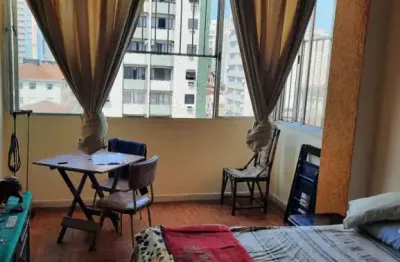 Um dormitório grande. praia praia e tudo. elevador. frente.