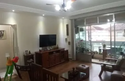 Dois dormitórios. sala ampla e varanda. garagem demarcada.