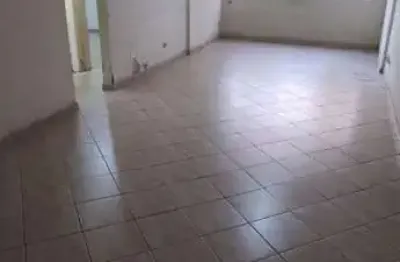 Dois dormitórios amplo. quadra da praia. elevador. portaria.