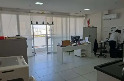 Conjunto comercial moderno de 44 m2. para 4 salas tranquilo.