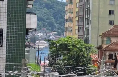 Dois dormitórios a uma quadra da praia e de frente. elevador