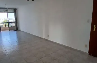Três dormitórios, suíte, vaga demarcada. conservado de 140m2