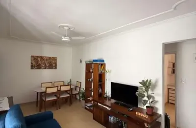 2 dormitórios, 2 banheiros, sala 2 ambientes. Vaga demarcad