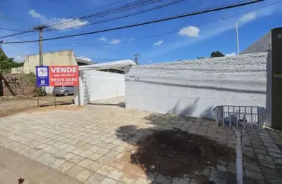 Casa térrea com amplo espaço externo, no bairro muriti, crato/ce