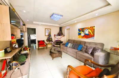 Casa térrea com 3 dormitórios, 2 vagas, centro de canoas
