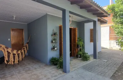 Casa térrea com 2 dormitórios e pátio grande no bairro mathias velho em canoas