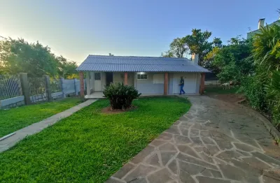Casa com 2 quartos com garagem, amplo terreno no bairro  igara,