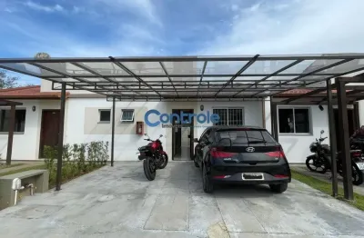 Casa condomínio fechado, 2 quartos, 2 vagas de garagem, cozinha americana.