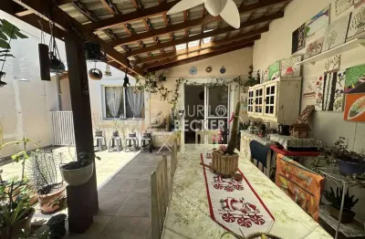 Casa á venda com 2 suítes no condomínio residence club - bairro vila branca