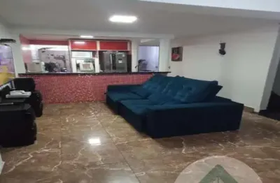 Sobrado 3 dormitórios, 140 M2 com quintal e 2 vagas de garagem no Marapé em Santos