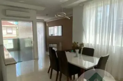 Casa sobreposta alta, 3 dormitórios, 1 suíte com varanda e 2 vagas de garagem no Campo Grande.