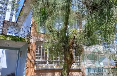 Sobrado (perto do canal 4), sala ampla, saleta, 5 dormitórios, sendo duas suítes, 4 banheiros