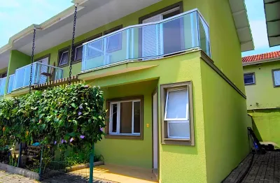 Lindo sobrado 2 dormitórios em condomínio fechado com área de lazer