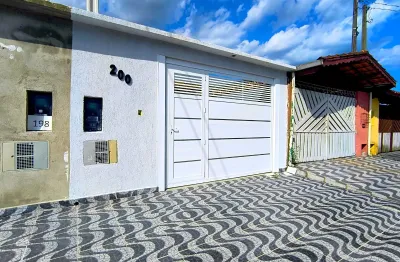 Casa nova com Piscina - 3 Dormitórios 1 suíte - 2 vagas de garagem