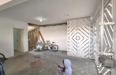 Imóvel imponente à venda, com boa divisão, em excelente rua!
