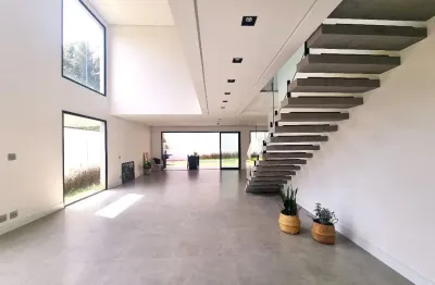 Casa recém construída em aphaville com 4 suítes e 4 varandas. é um verdadeiro achado!