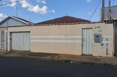 Casa com 3 quartos para alugar na Rua Bahia, 2132, Vila Xavier (Vila Xavier), Araraquara, 150 m2 por R$ 1.400