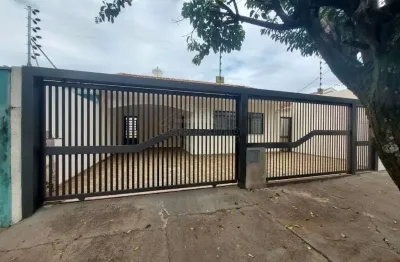 Casa com 3 quartos para alugar na avenida doutor josé da silva peixoto, 252, vila xavier (vila xavier), araraquara, 274 m2 por r$ 2.300