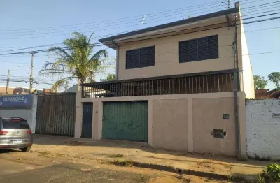 Casa com 4 quartos para alugar na rua doutor josé de freitas madeira, 808, jardim veneza, araraquara, 246 m2 por r$ 1.500