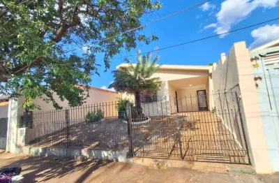 Casa com 3 quartos para alugar na rua castro alves, 2882, vila santana, araraquara, 117 m2 por r$ 1.400