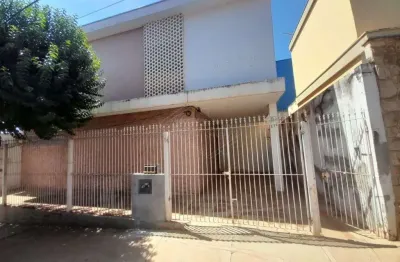 Casa com 3 quartos para alugar na avenida mário ybarra de almeida, 171, centro, araraquara, 131 m2 por r$ 1.400