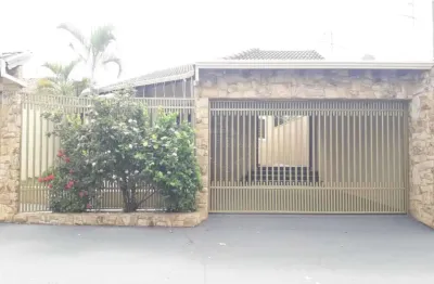 Casa com 3 quartos para alugar na avenida doutor josé da silva peixoto, 393, vila xavier (vila xavier), araraquara, 197 m2 por r$ 2.200