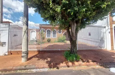 Casa com 2 quartos para alugar na rua pedro martini, 406, jardim santa angelina, araraquara, 161 m2 por r$ 1.800