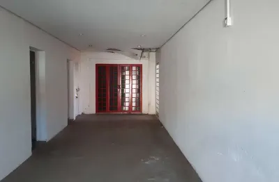 Imóvel comercial com amplas possibilidades de uso no centro