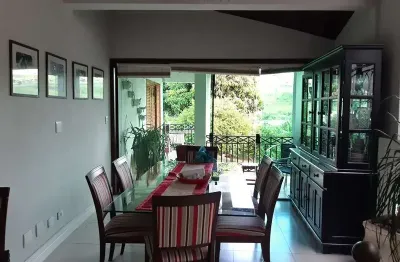 Linda casa assobradada no condomínio chácaras dos lagos