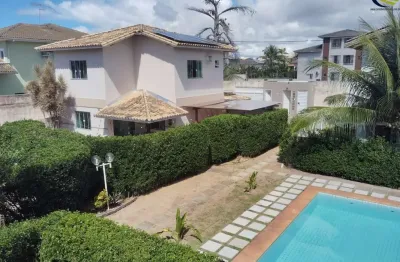 Casa reformada, com energia solar, linda e ampla em condomínio fechado com 3 suítes, sendo 2 (duas) com closet e uma com varanda privativa.