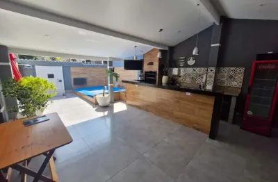 Maravilhosa casa linear de conceito aberto em condomínio na taquara