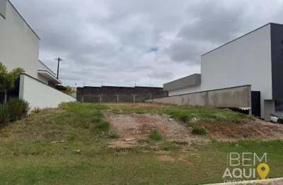 Terreno à venda localizado no condomínio una, quadra d, lote 13. com 360 m², é praticamente plano, situado entre duas casas térreas e próximo à portar