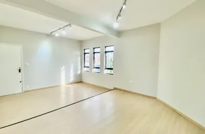 Seu novo lar em londrina: espaçosa, reformada e com quintal dos sonhos