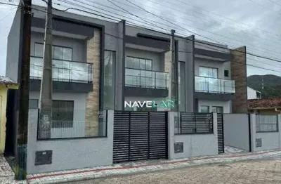 Lindo sobrado com 2 dormitórios no bairro gravatá em navegantes