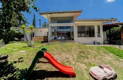Descubra o seu novo lar na granja viana por r$ 1.260.000,00 sendo 3 suítes.