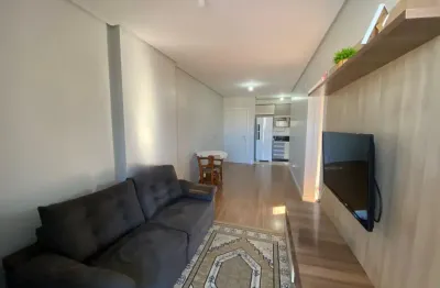 Belíssimo apto com 02 quartos, mobiliado e no centrão.