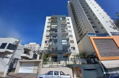 Apartamento no centro, pertinho do brasão, em edifício com elevador por r$ 435 mil