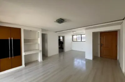 Apartamento no centro, com bastante espaço, duas vagas e que pega sol.